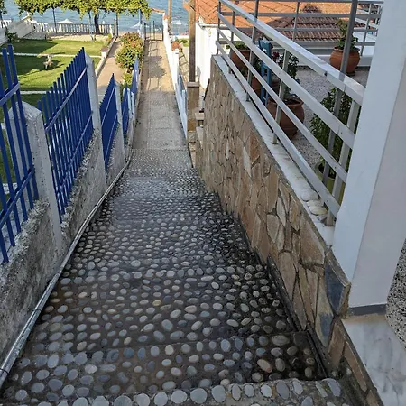 Kagias Apartments, Petalídhion